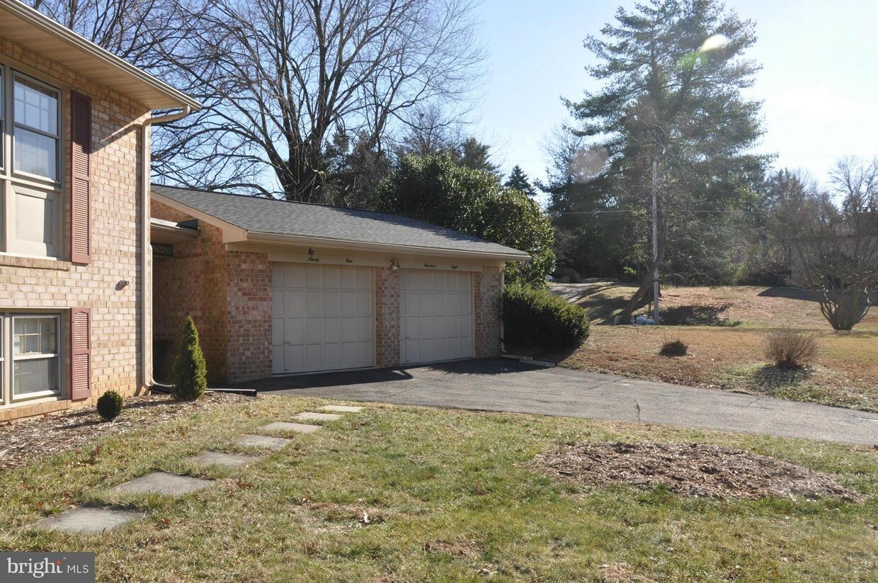 Primary Photo - 9108 Petros Ct