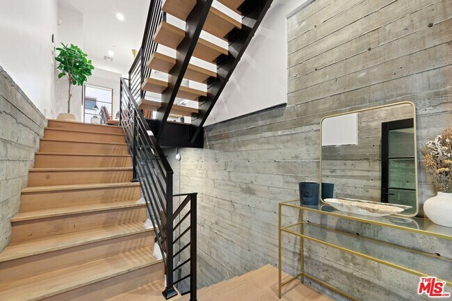 Building Photo - 1035 N Vista St