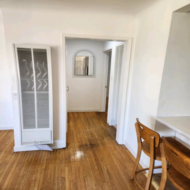 Building Photo - 1147 W 11th St