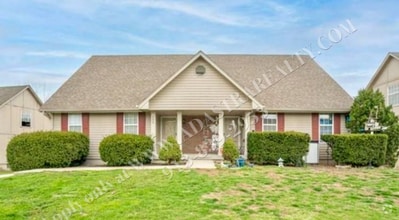 Building Photo - 710 SW 36th St Terrace
