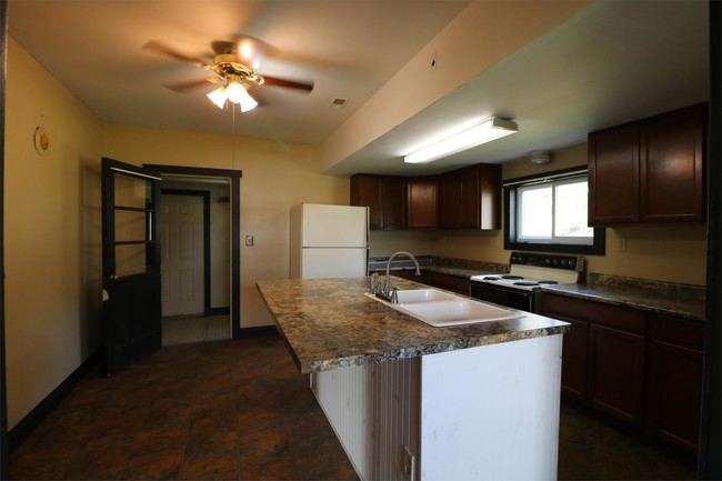 Building Photo - 11762 Clarks Creek Rd
