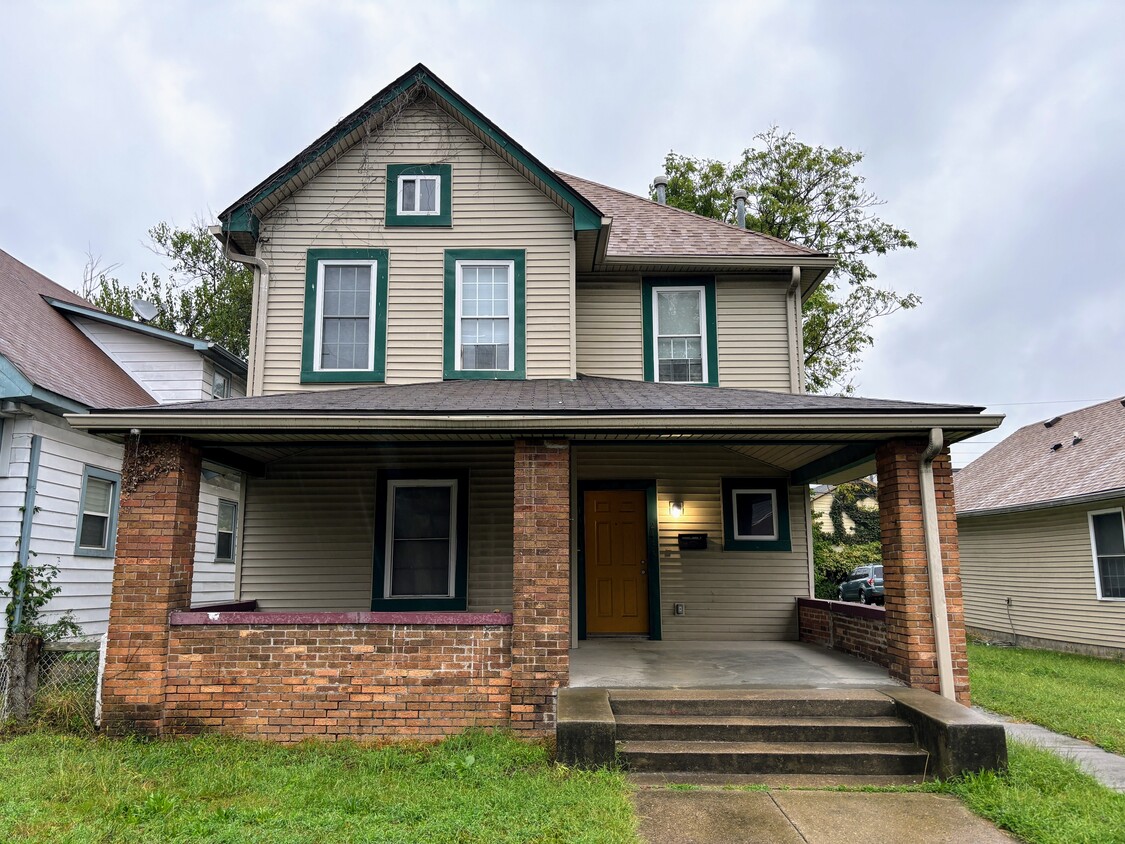 Foto principal - 2433 N Kenwood Ave
