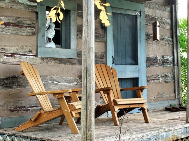 Foto del edificio - Writer's Retreat is a sweet rustic log cabin with 1 BR, 1 Ba located 4 miles from Lexington.