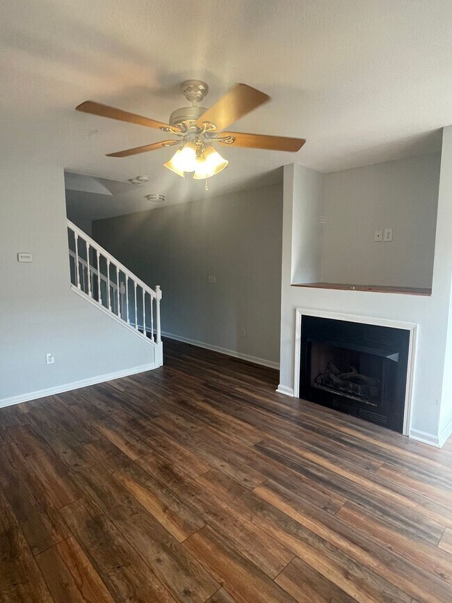 Foto del edificio - Stafford Crossing Condo, End unit with gar...