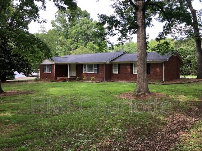 Building Photo - 128 Woodlynn Dr