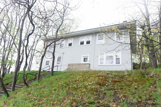 Building Photo - 4-bed split or 3bed with living room!  Heat and Hot Water Included.  Near T