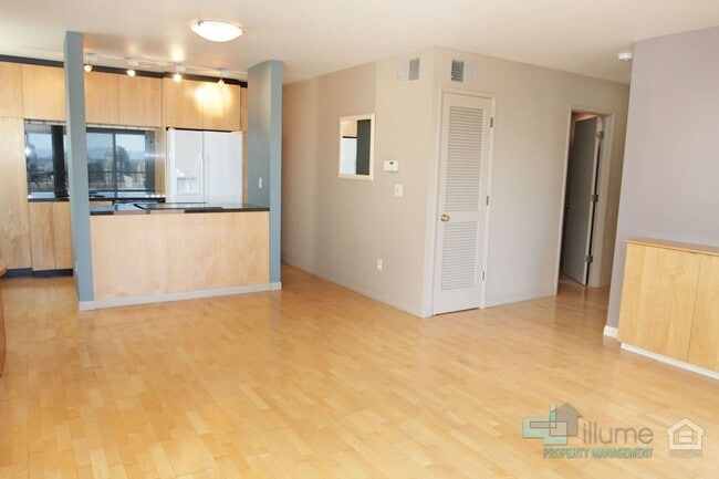 Building Photo - Condo Near OHSU with Huge Deck, Stunning V...