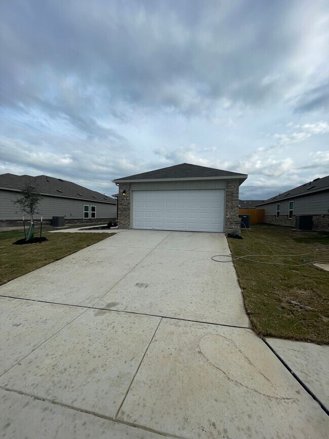 Building Photo - *SAVINGS UPON SAVINGS!* NEWER Three Bedroo...