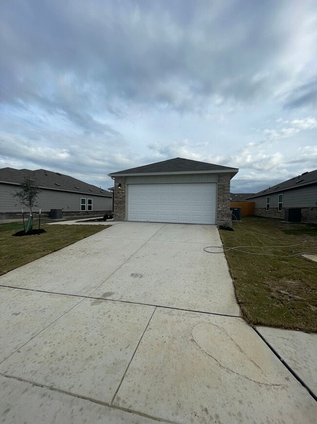 Foto del edificio - *SAVINGS UPON SAVINGS!* NEWER Three Bedroo...
