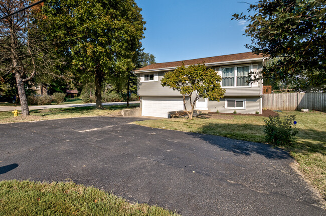 Building Photo - 1N485 County Farm Rd