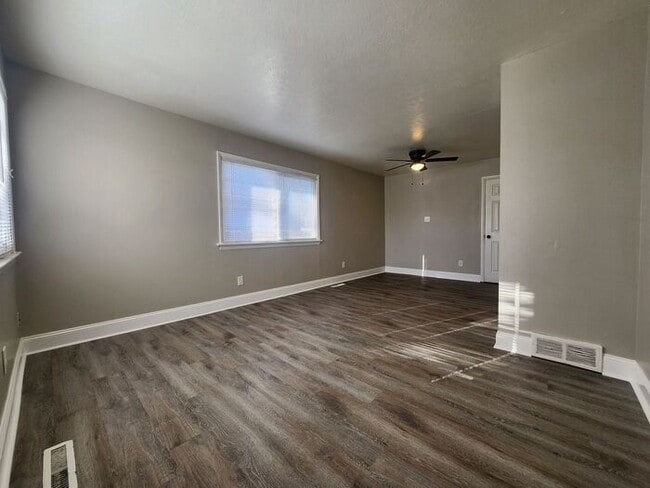 Foto del edificio - Modern 3-Bed, 1-Bath Apartment – Renovated...
