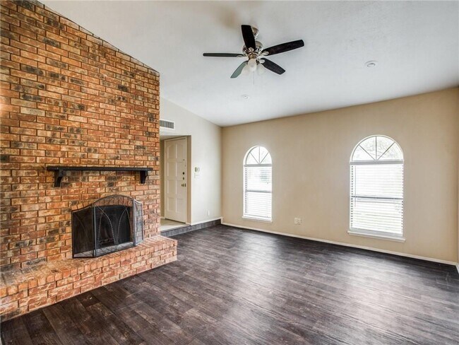 Building Photo - 960 Longhorn Dr