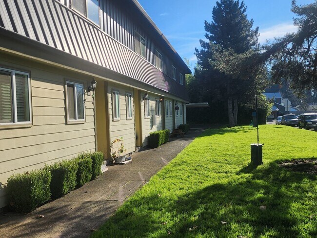 Foto del edificio - 1ST  FULL  MONTH'S  RENT   FREE  Pet-friendly Townhouse Near Parks and Downtown Newberg - Showing...
