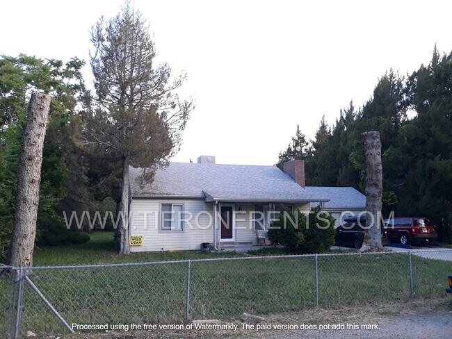 Building Photo - Charming 3 bed/1 bath home in a great loca...