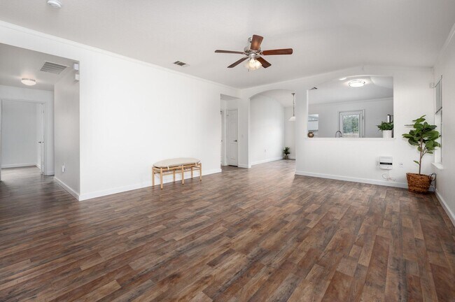 Foto del edificio - Updated 4BD/2BA Home Close to Airport, Tes...