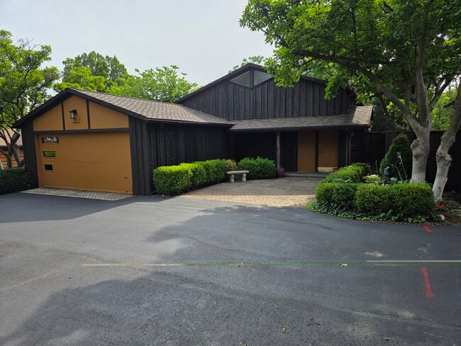 Building Photo - 4405 Rockhill Rd