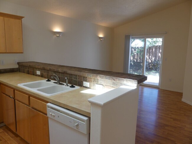 Foto del edificio - Cascadia Village Ranch Style Home - Moments from Downtown Sandy