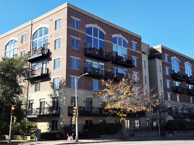 Building Photo - 1515 N Van Buren St