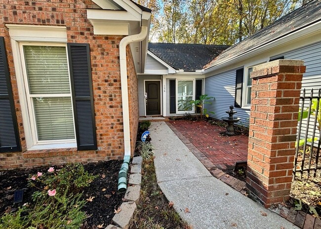 Building Photo - Available 10/1. Beautiful 4 BR Home Availa...
