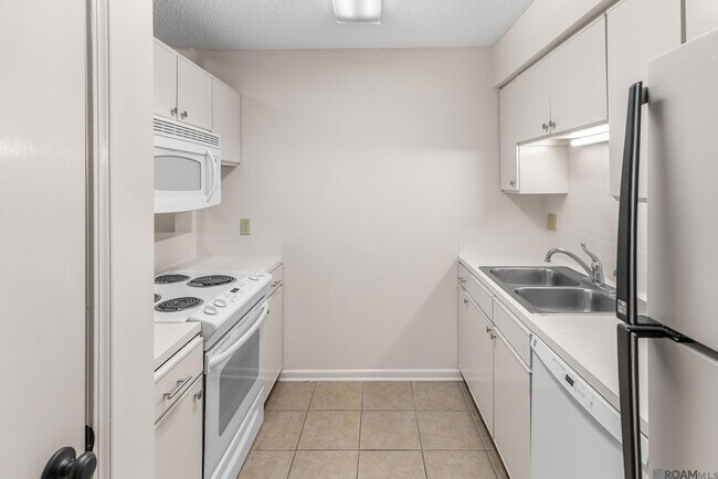 Foto del edificio - 8545 Summa Ave