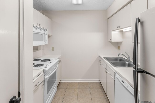 Building Photo - 8545 Summa Ave