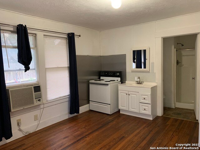 Building Photo - 923 N Heideke St