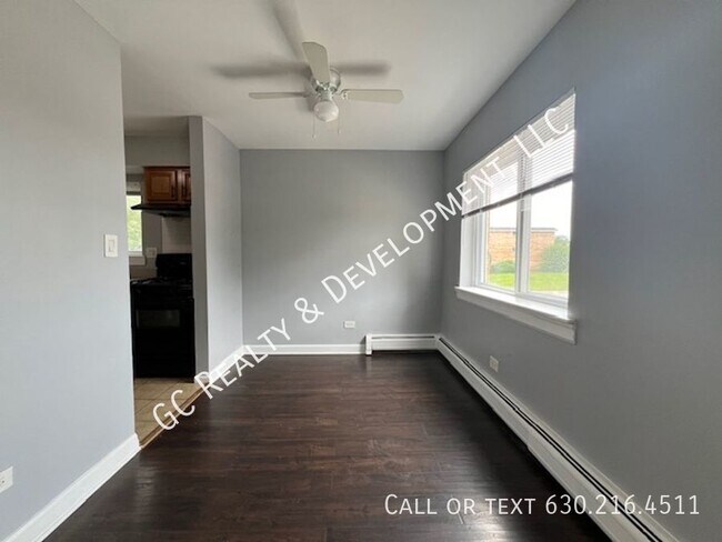 Building Photo - ***ADDISON LOCATION / 2 BDRM / HEAT INCLUD...