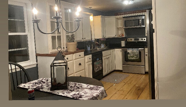 Eat In Kitchen - 7 Avon Dr