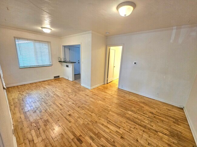 Sala de estar al ingresar a la entrada principal. - 755 19th St