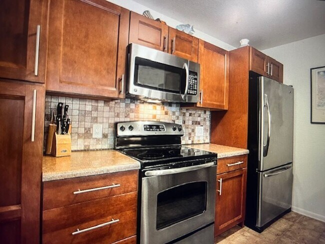 Building Photo - Fully Upgraded and Private 2 Bedroom Condo