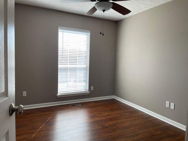 Foto del edificio - $2100 month house w 3 bedroom 2 bath, fenc...