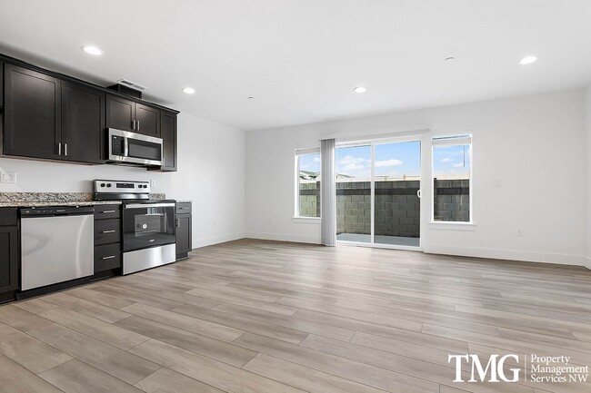 Building Photo - $500 your 1st months rent with a 12 month ...