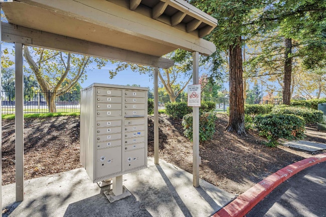 Building Photo - 1101 Lakeview Cir