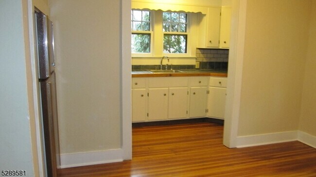 Building Photo - 13 Holloway Pl