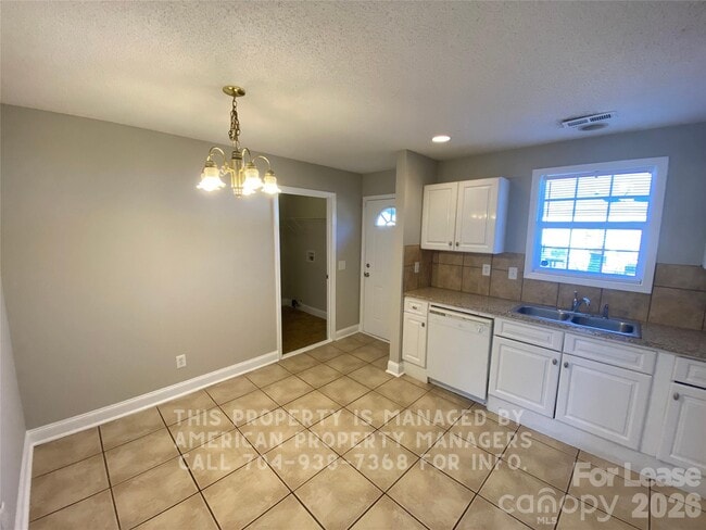 Building Photo - 911 Skyland St