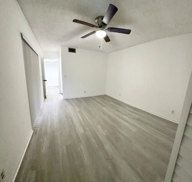 Building Photo - 3930 Village Dr