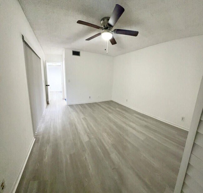 Foto del edificio - 3930 Village Dr