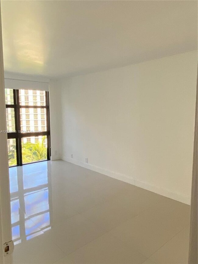 Foto del edificio - 1111 Crandon Blvd