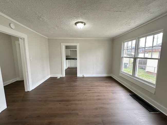 Foto del edificio - 1556 Burgin Ave