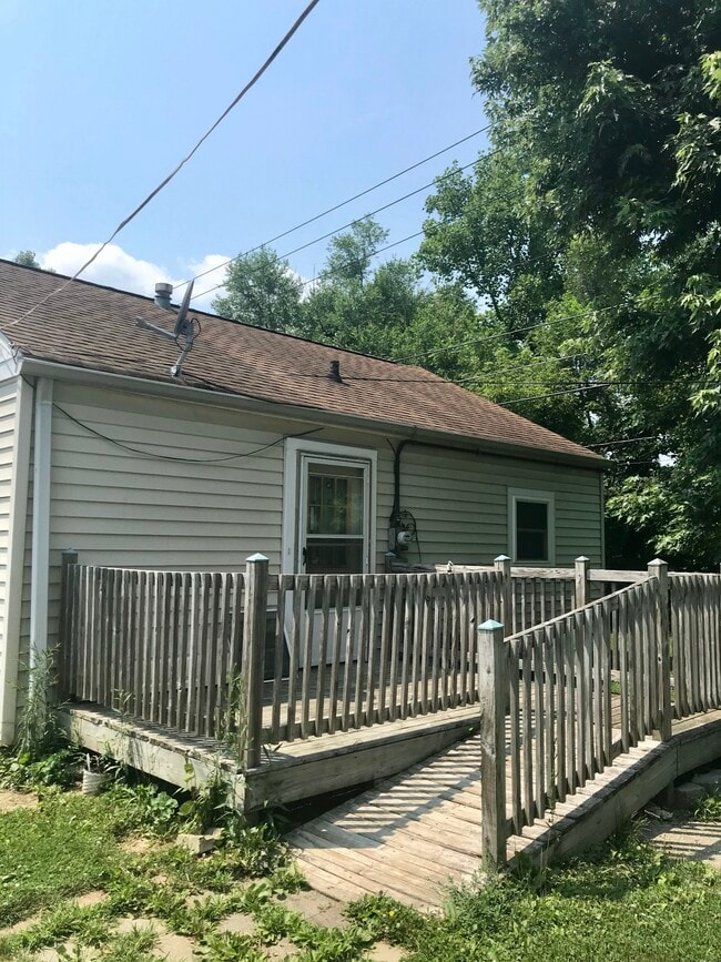 Back deck with large back yard - 2217 Saint Paul St