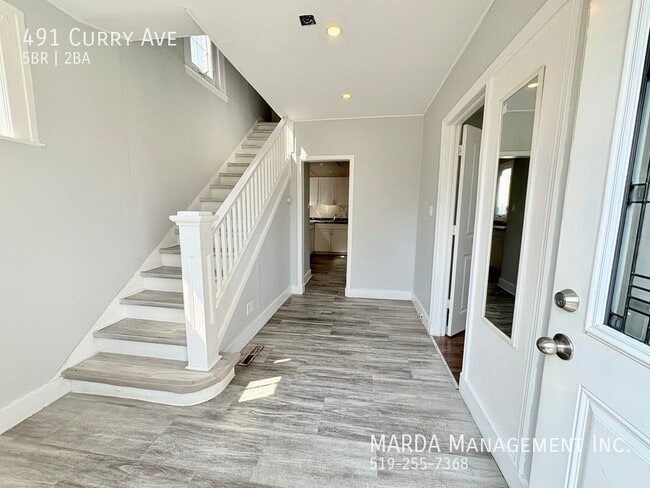 Building Photo - SPACIOUS 5 BEDROOM 2 BATH SINGLE FAMILY HO...