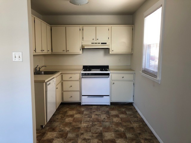 Building Photo - Three bedroom apt duplex - 19152