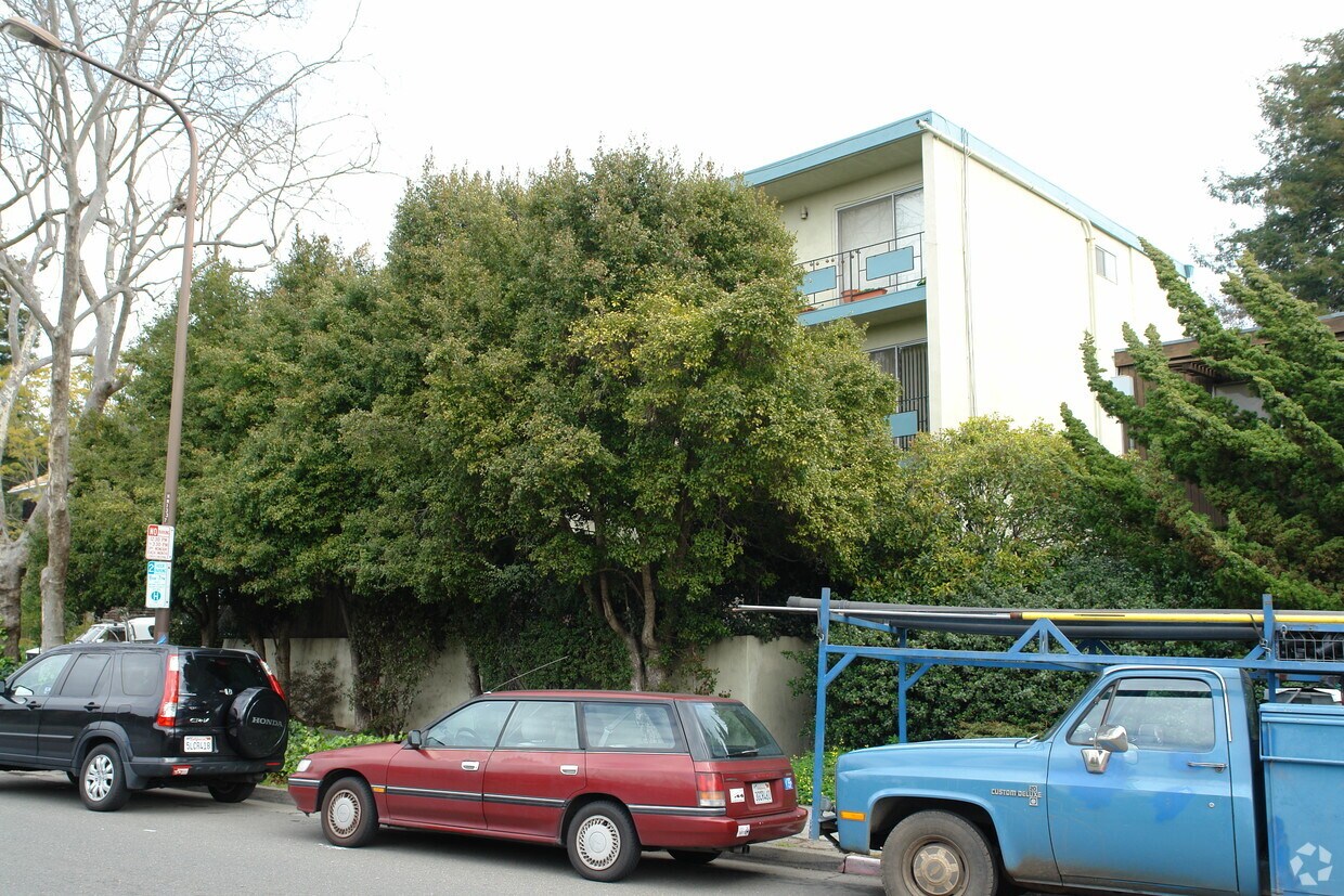 Building Photo - 1329 Henry St