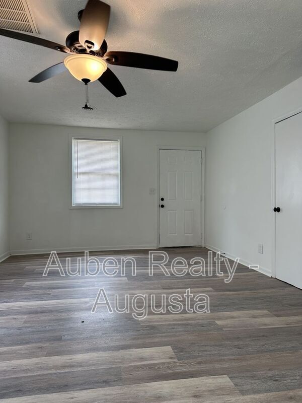 Building Photo - 453 Monetta St S E