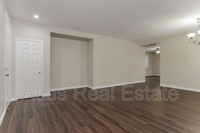 Building Photo - 2125 Silvereye Dr