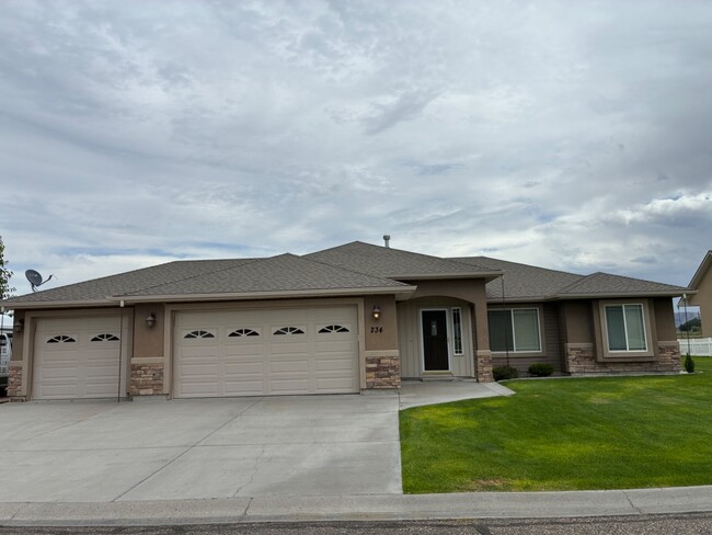 Building Photo - 234 Greenbrier Dr