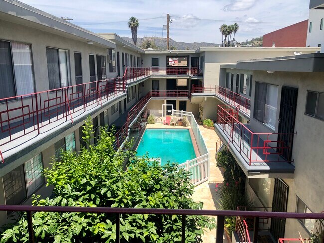 Foto del edificio - 5855 Carlton Way