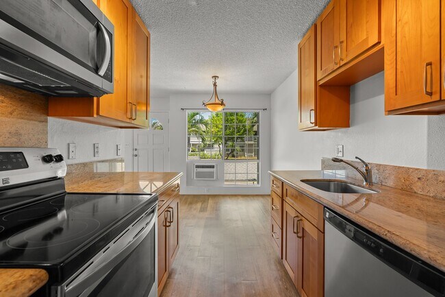 Building Photo - Charming 2-Bedroom Townhouse at Haiku Poin...