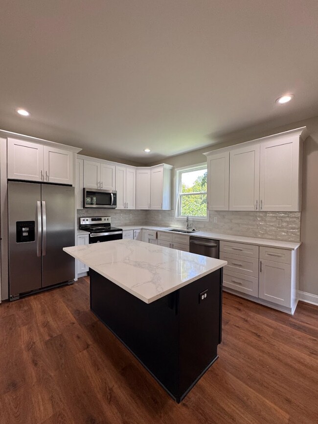 Foto del edificio - Spacious 5-Bedroom Greenville Home with 3.5 Baths, 2-Car Garage & Walkout Basement