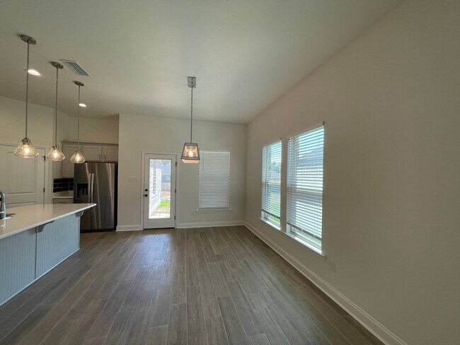 Foto del edificio - 3 Bedroom, 2 bathroom in Twin Beech Estate...